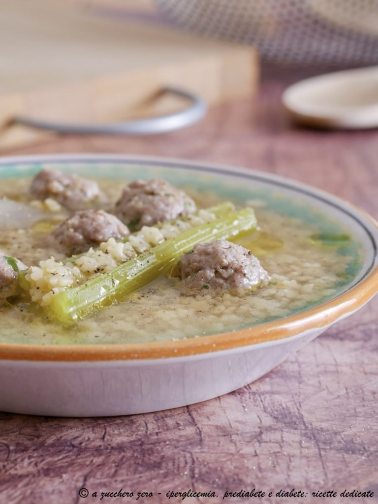 Pasta in broth with meatballs