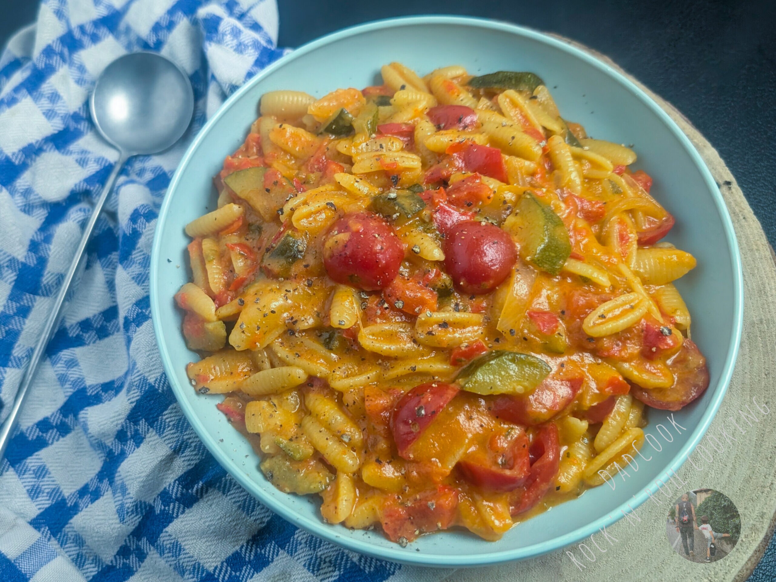 Pasta with Zucchini and Peppers: Creamy Vegetarian Recipe