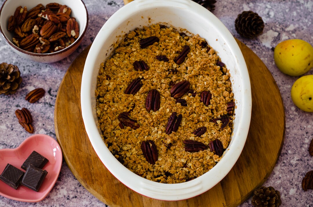 Pear Crumble with Chocolate and Pecans, easy to make and delicious!