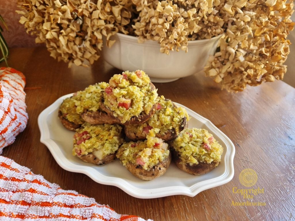 Champignon Mushrooms with Bacon and Provola Cheese