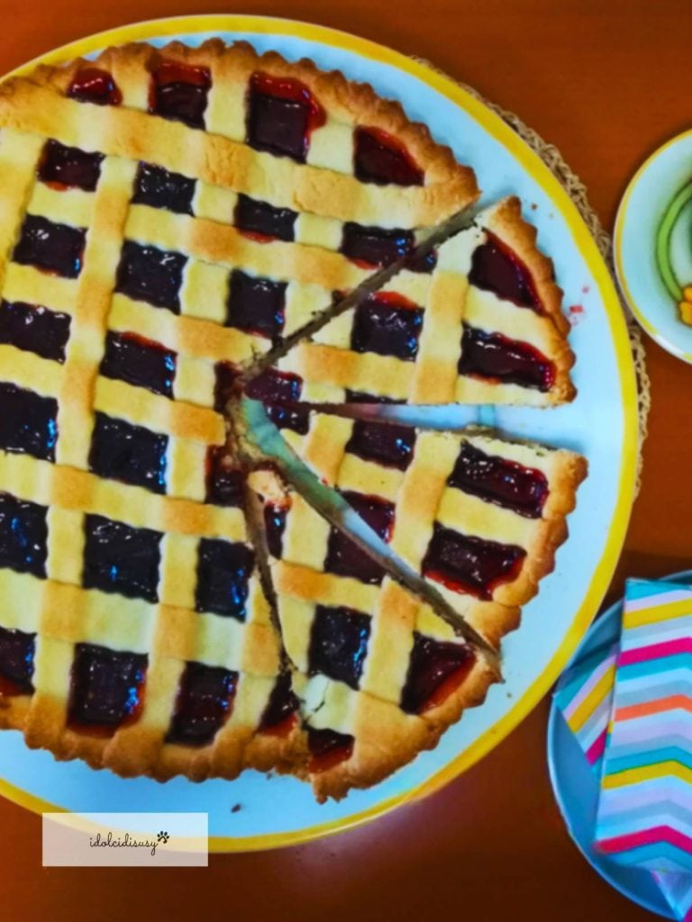 Butter-free tart with baked jam cut into slices
