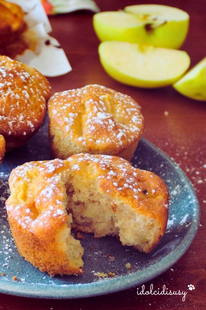 Soft Apple and Cinnamon Muffins, easy and quick recipe with fresh apples