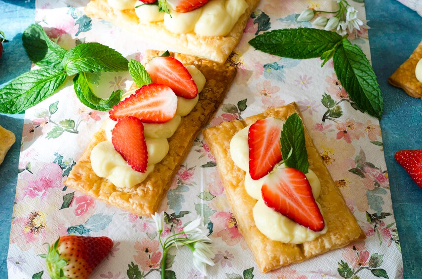 Puff Pastries with Cream and Strawberries, an Easy and Delicious Dessert!