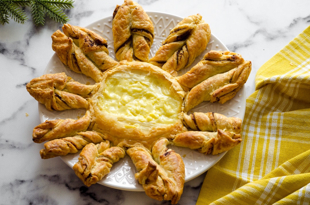 Puff Pastry Star with Brie, a Savory Cake with a Soft, Melty Center!
