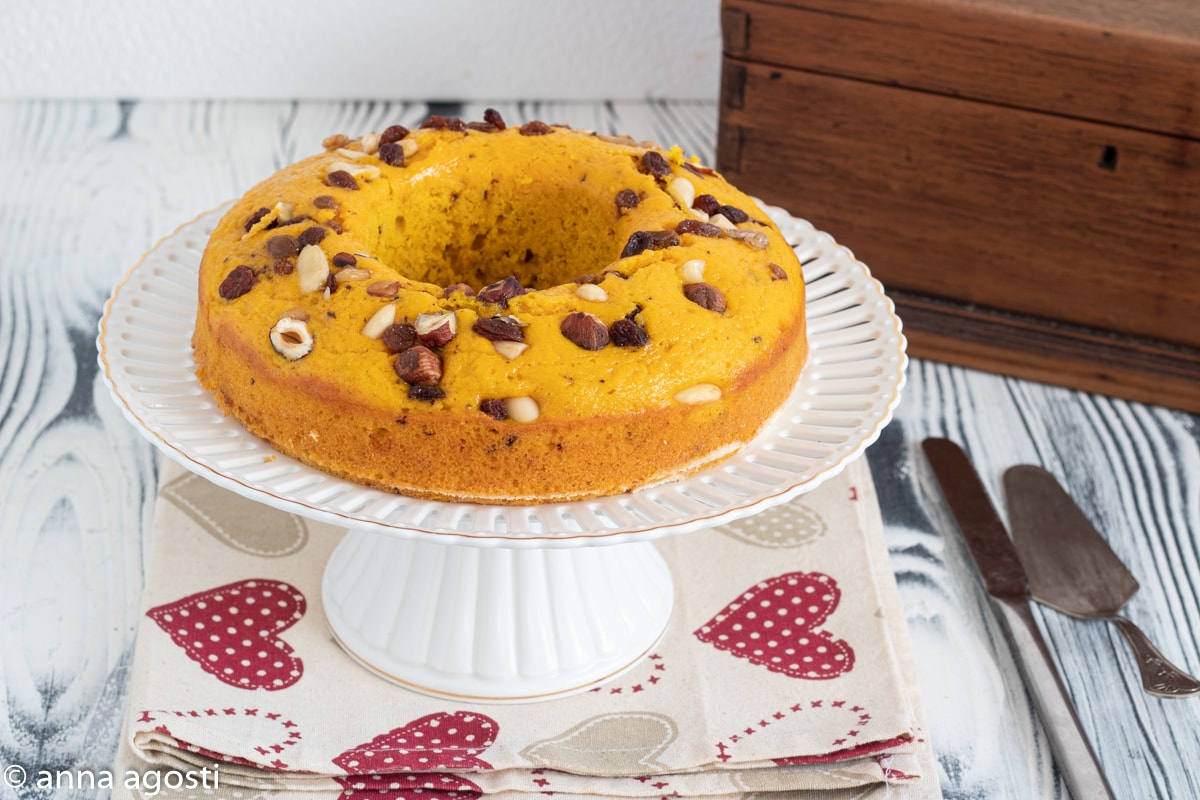 PUMPKIN AND CHOCOLATE BUNDT CAKE with nuts