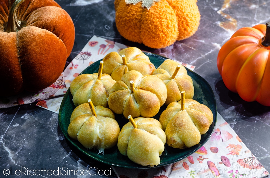 Pumpkin-shaped Mini Pizzas