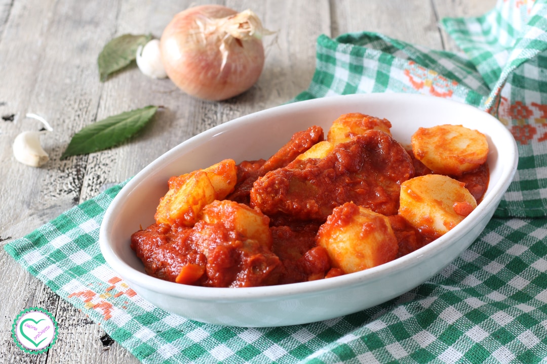 Ribs with Potatoes in Tomato Sauce