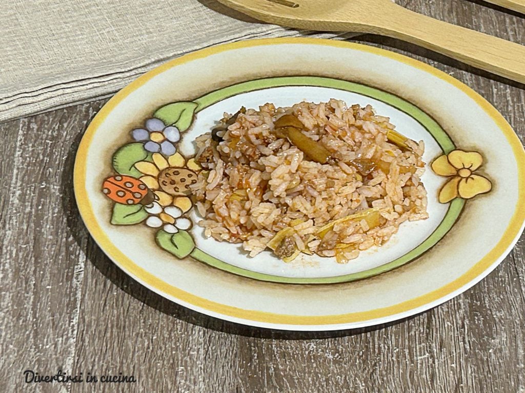 Rice with artichokes and mushrooms in oil