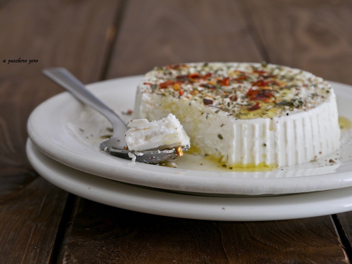 Ricotta seasoned with oil and chili pepper