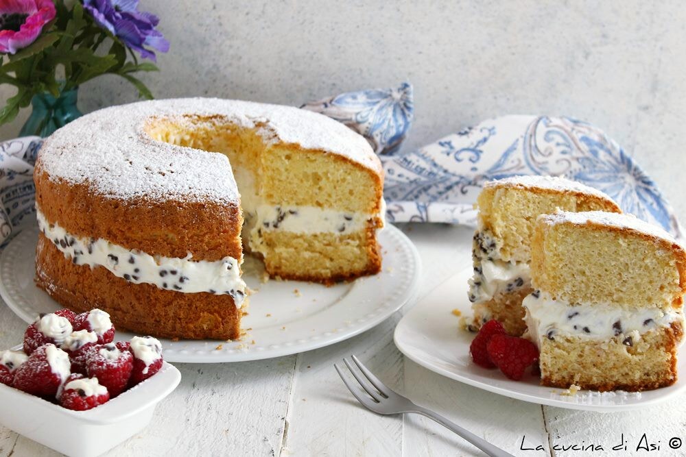Ring cake filled with mascarpone cream and chocolate