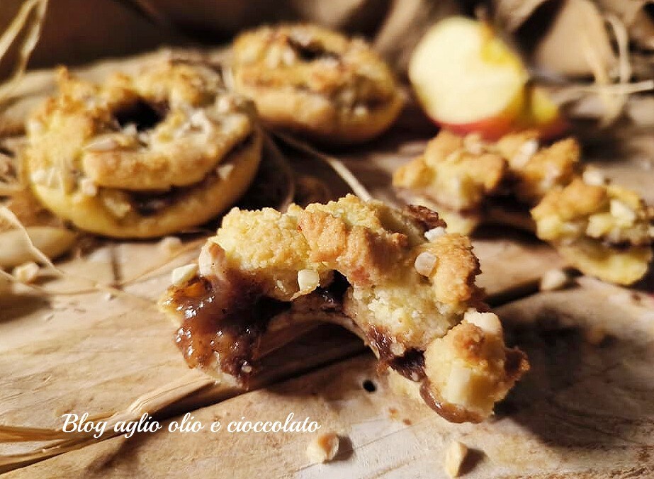 RINGS WITH ALMOND SHORTCRUST PASTRY