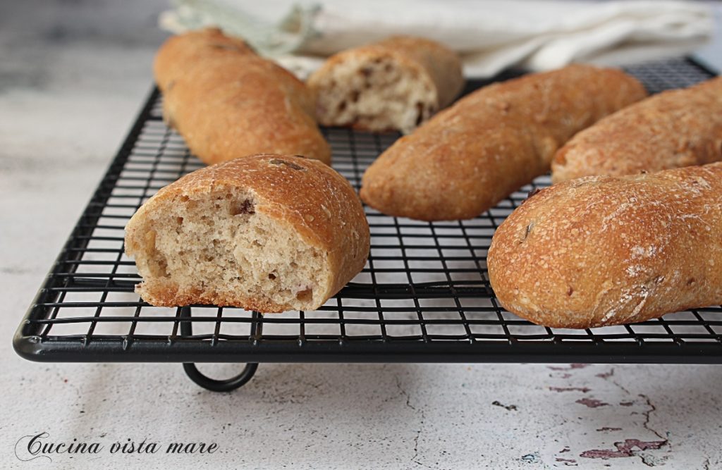 Rustic Walnut and Olive Loaves Cucina vista mare