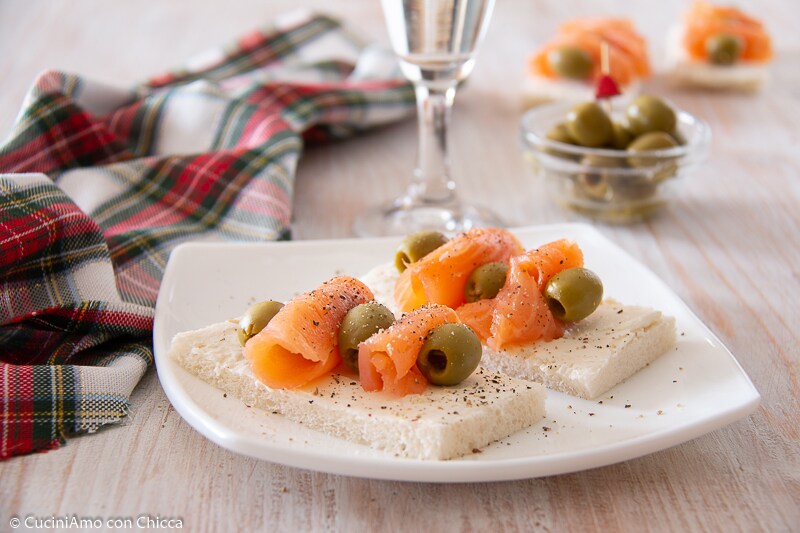 SALMON AND OLIVE CANAPÉS