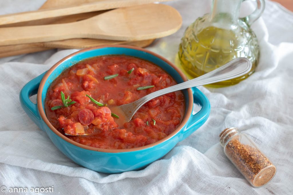 Sauce with small sausages