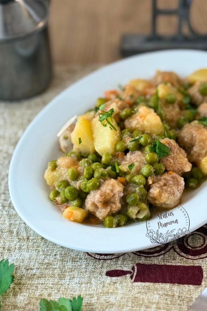 Soft Meatballs with Potatoes and Peas: Tasty and Light!