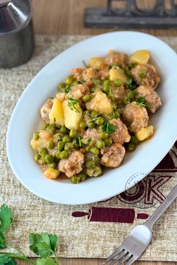 Soft Meatballs with Potatoes and Peas: Tasty and Light!