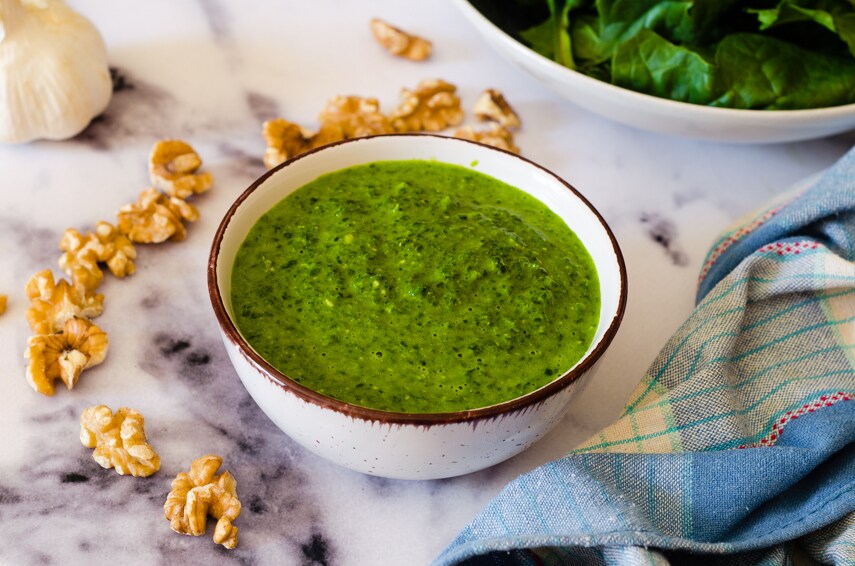 Raw Spinach Pesto, the quick recipe to make this sauce at home!