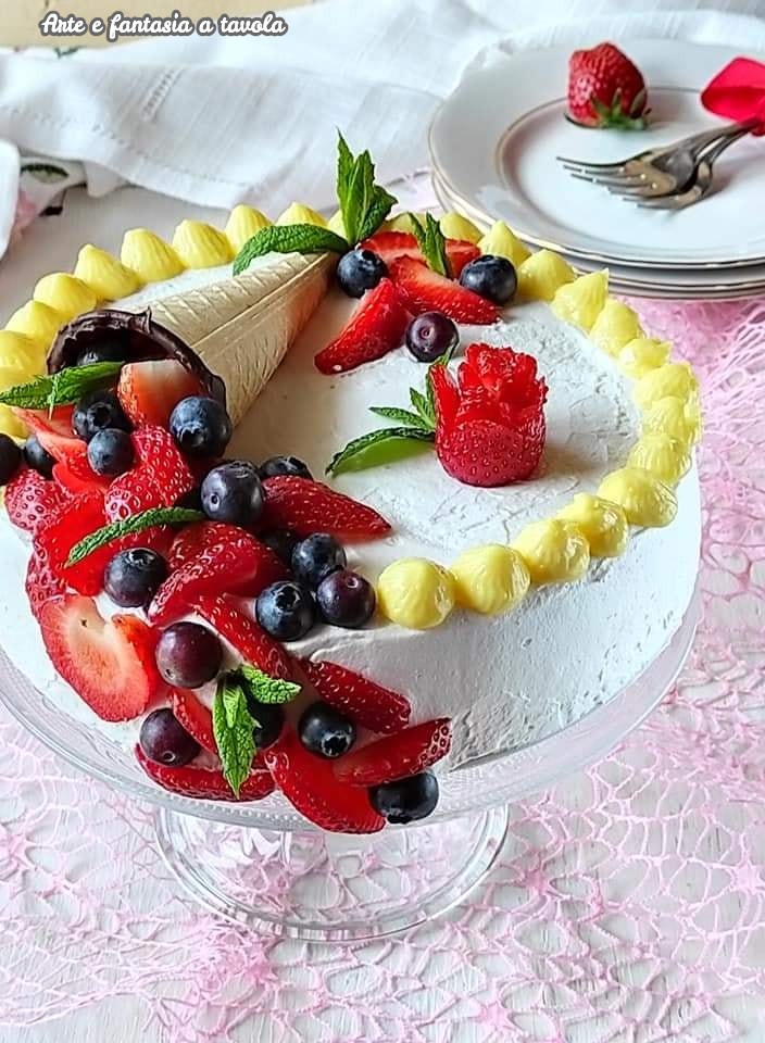 Sponge Cake with Cornucopia