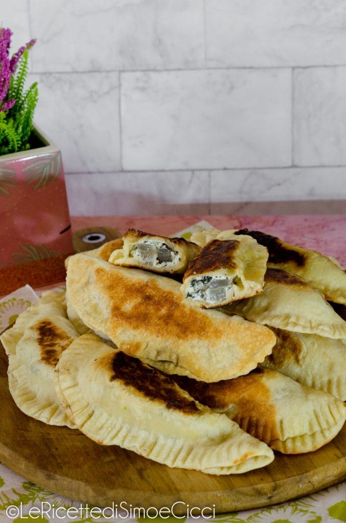 Stuffed Crescioni or Cassoni with Ricotta and Herbs