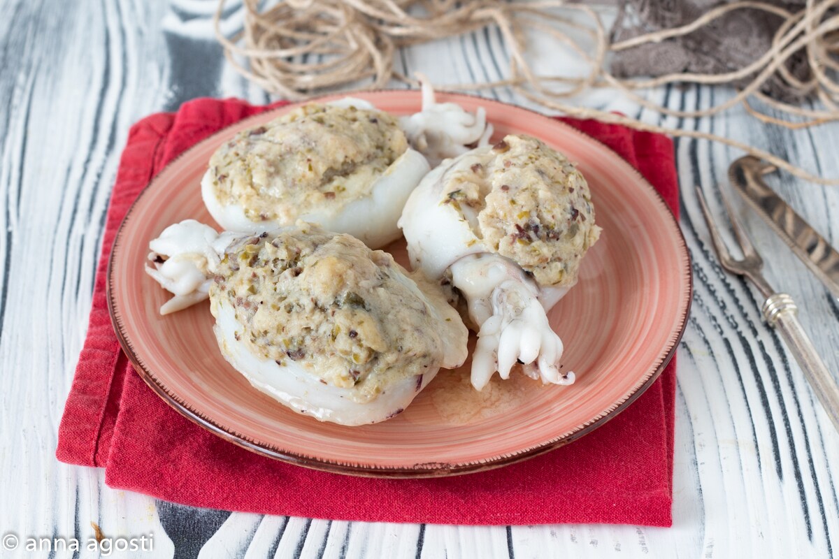 Stuffed Cuttlefish Cooked in White Sauce