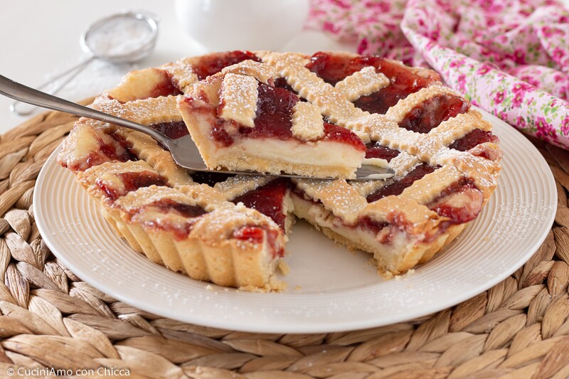 TART WITH CREAM AND JAM