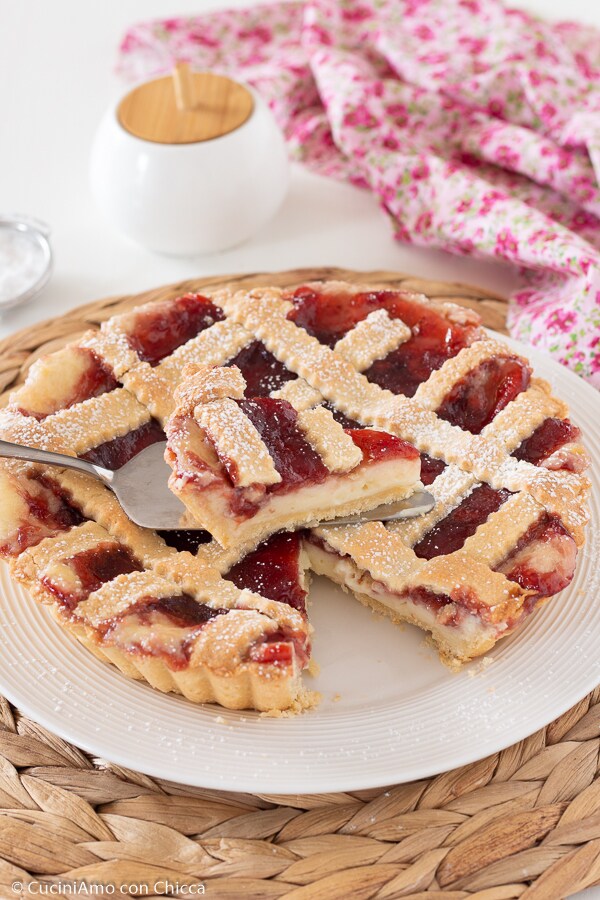TART WITH CREAM AND JAM