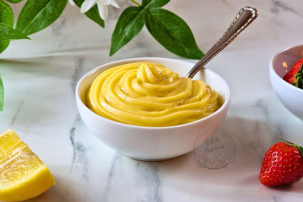 Thick lemon custard made with Bimby, served in a dessert bowl