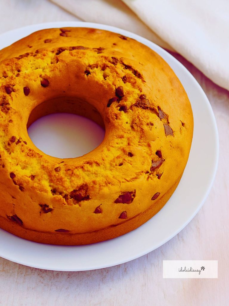 Soft bundt cake with chocolate chunks, Bimby recipe, served on a white plate.