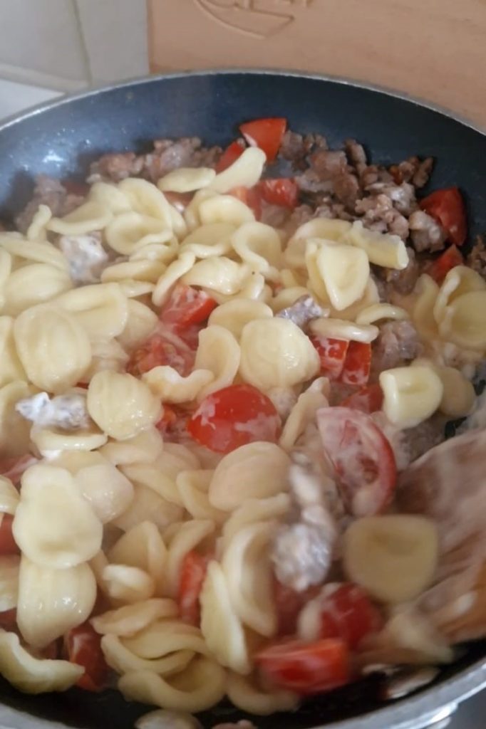 PASTA WITH SAUSAGE AND PHILADELPHIA