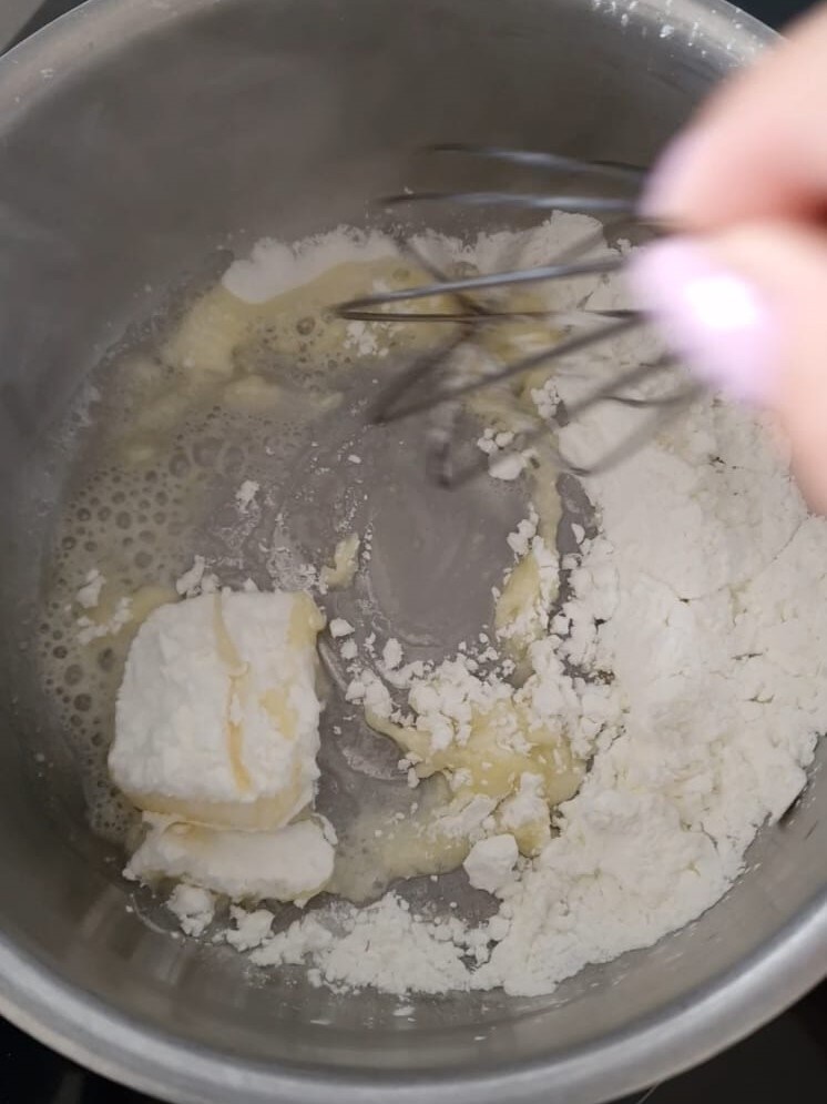 preparation of the sauce for pot roast
