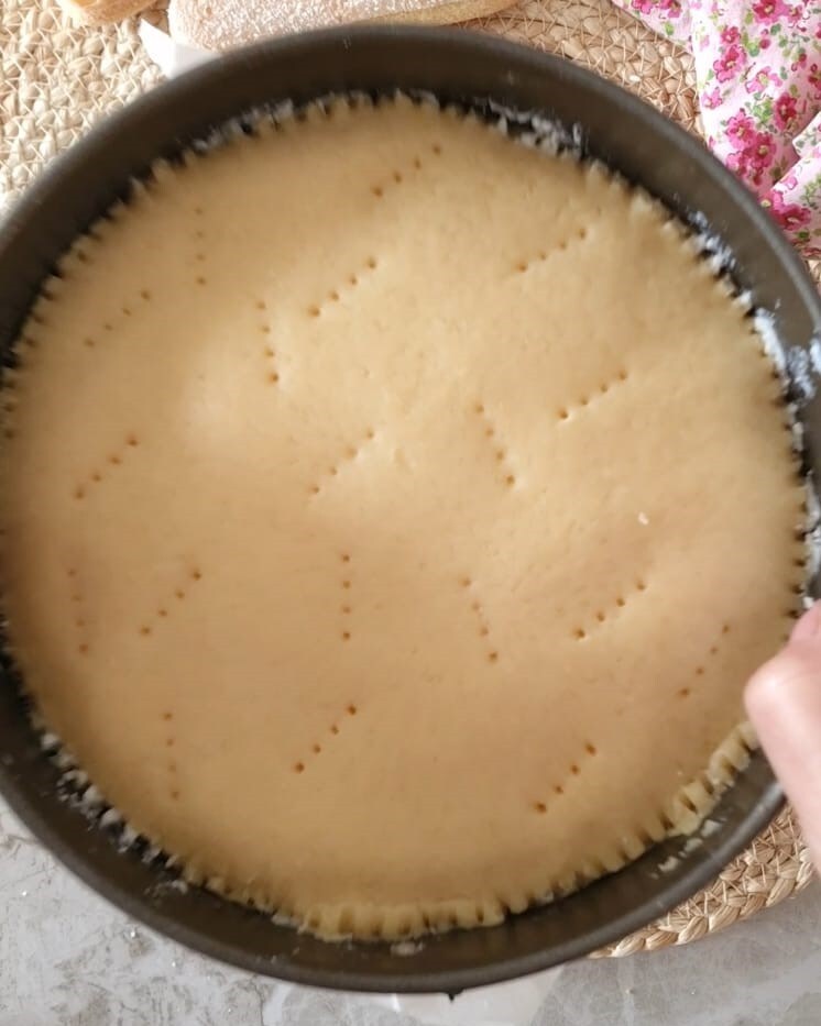 Close with more cream and the second pastry disk.