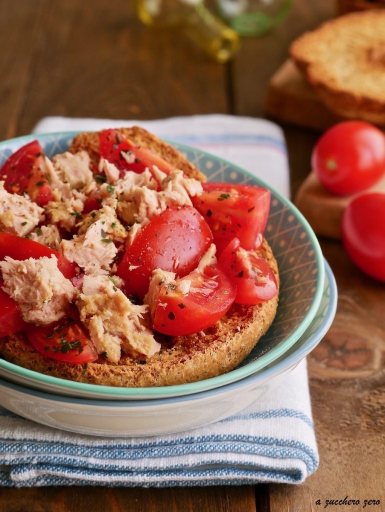 Whole wheat friselle with cherry tomatoes and tuna | light and quick summer recipe