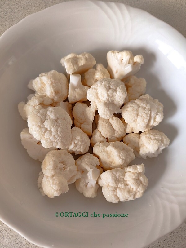 Cut the cauliflower into small florets