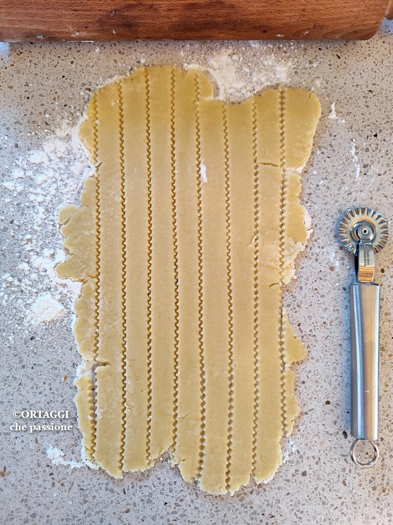 create the classic strips of the jam tart