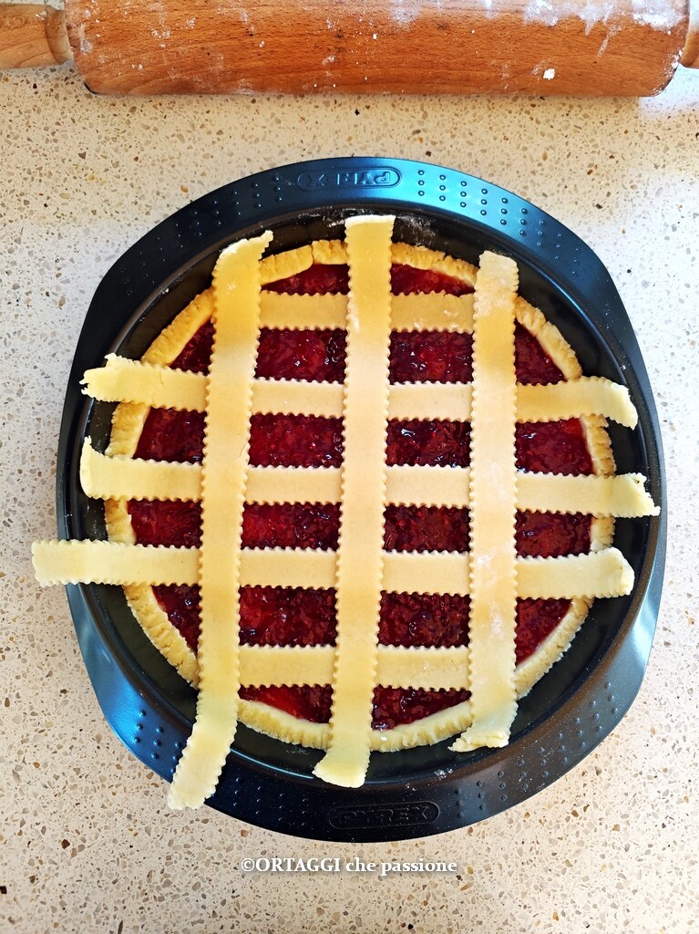 finish with the second layer of strips of the jam tart