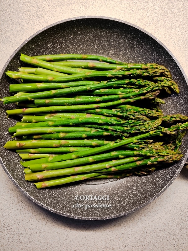 asparagus in pan with water
