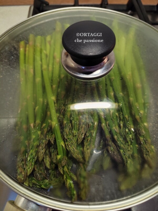 cook asparagus in pan