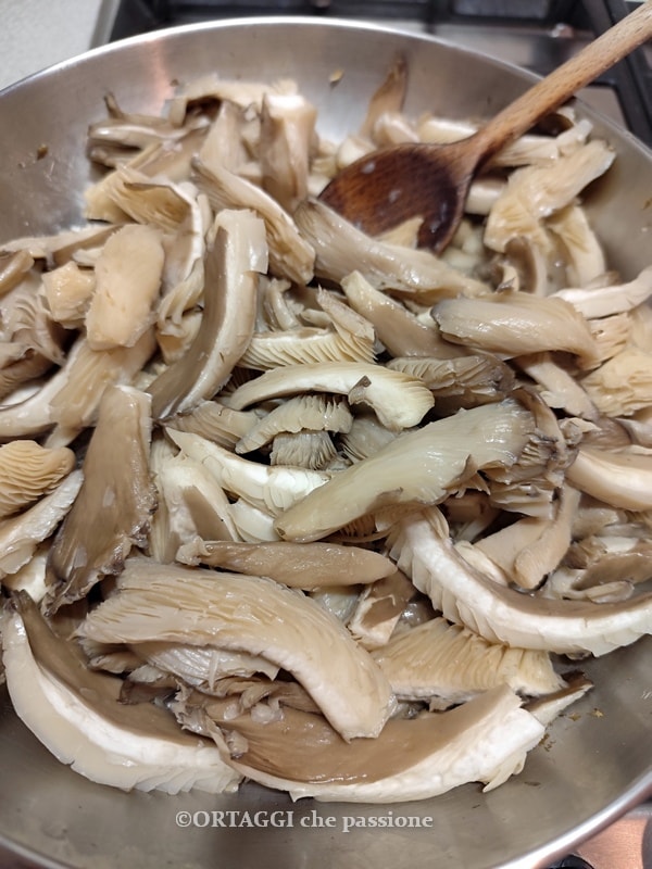 mushrooms in pan with garlic and parsley