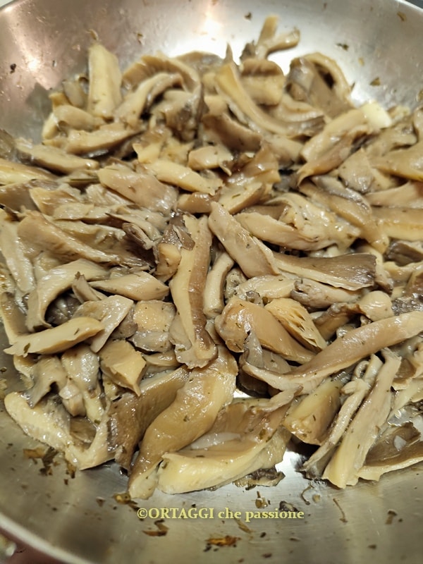 sautéed mushrooms in pan with garlic and parsley
