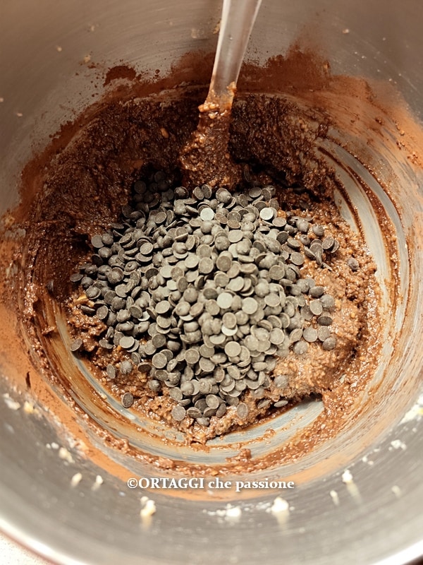 add chocolate chips to the stale bread cake