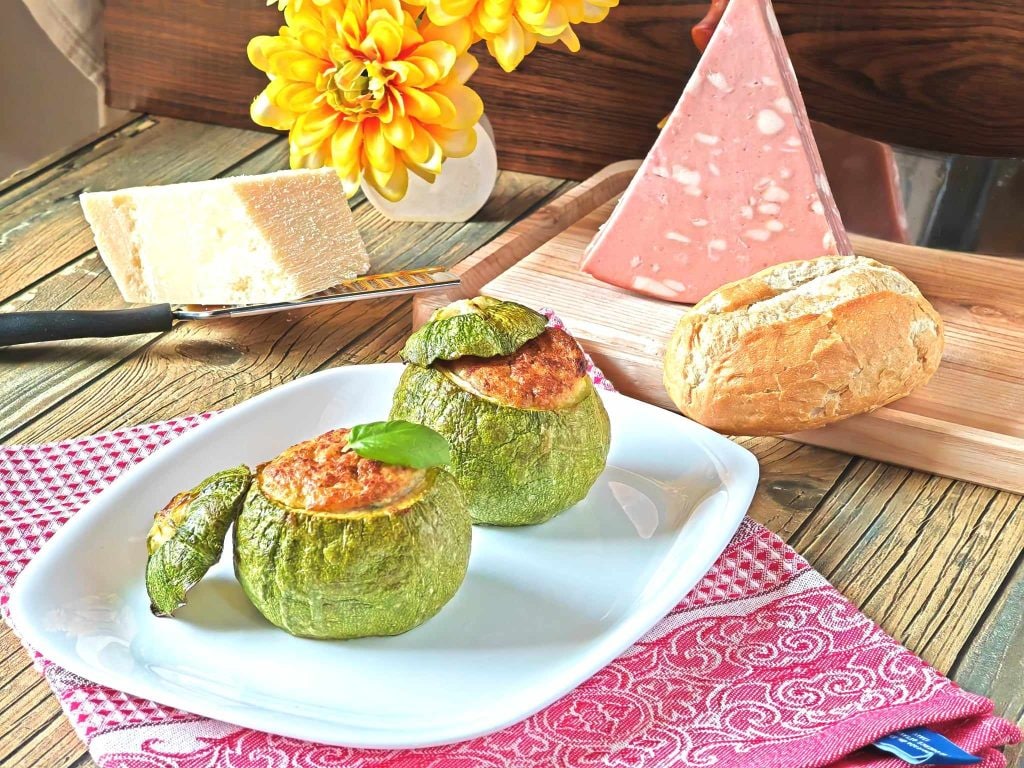 Round zucchini stuffed with mortadella