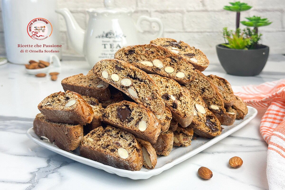 Almond and Chocolate Biscotti Without Butter