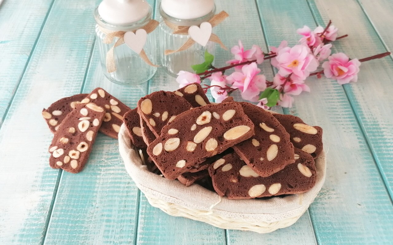 ALMOND AND HAZELNUT COCOA CRISPS