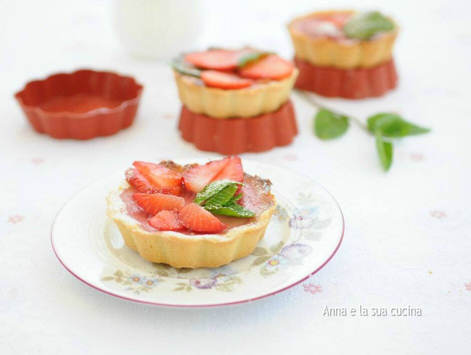 Mini Tarts with Strawberries and Yogurt