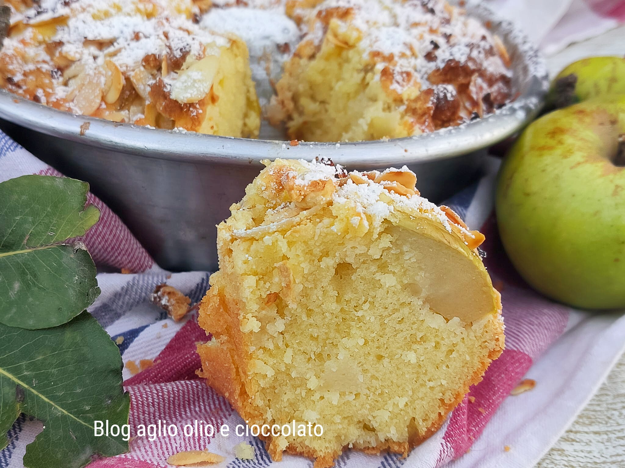 APPLE BUNDT CAKE WITH CRUMBLE