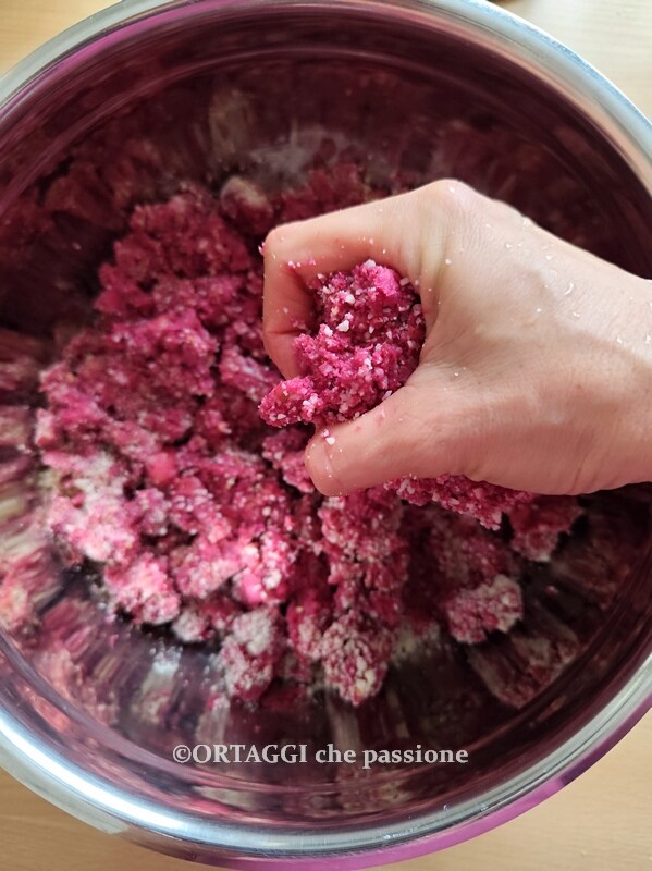 With slightly wet hands, take a portion of the mixture and roll it within the palms to form the dumplings. Continue until the mixture is used up, keeping a round shape.
