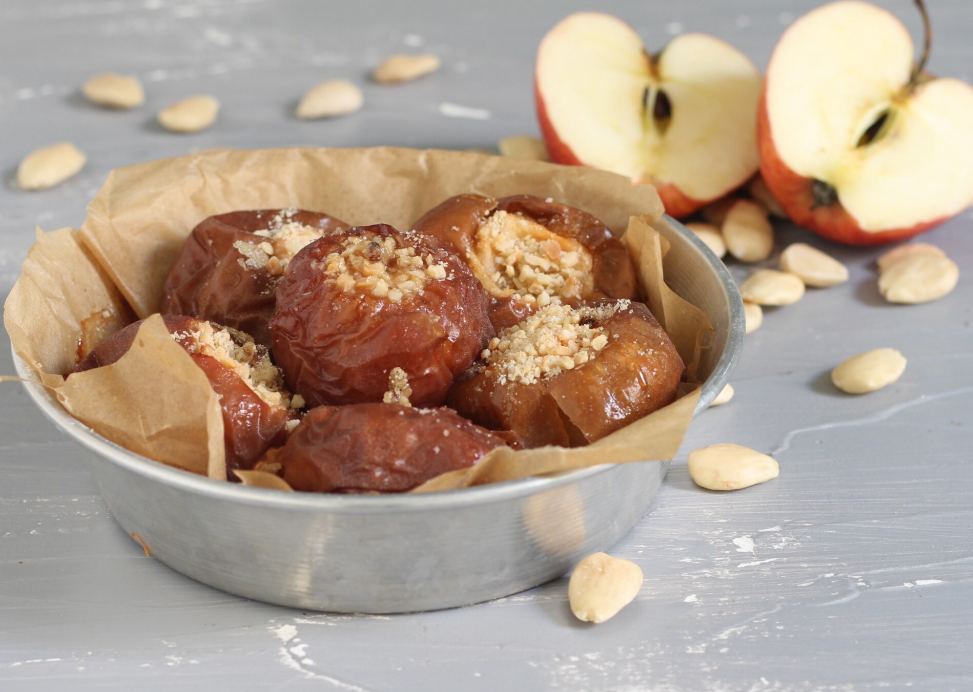 Baked Apples with Sugar and Almonds