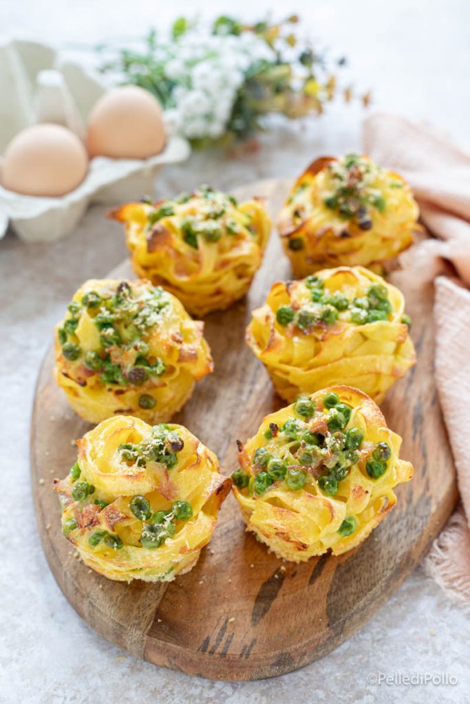 nests of tagliatelle with peas and ham