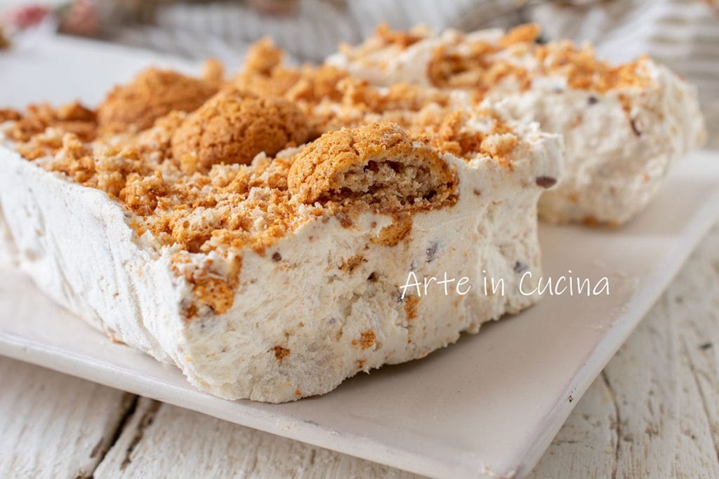 Block with amaretti quick cold dessert