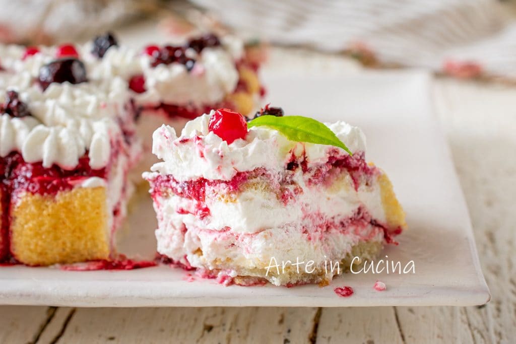 Block with pavesini and berries